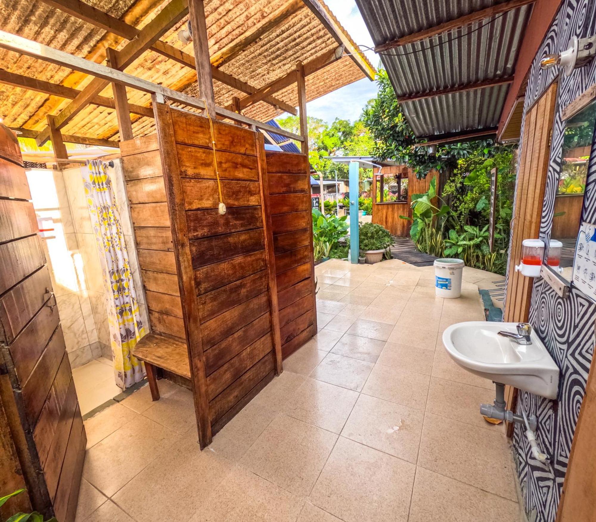 Hostel Casa De Las Palmas Tours Leticia Bagian luar foto
