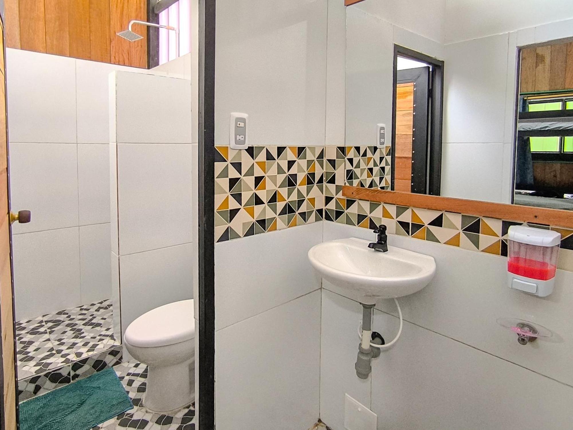 Hostel Casa De Las Palmas Tours Leticia Bagian luar foto