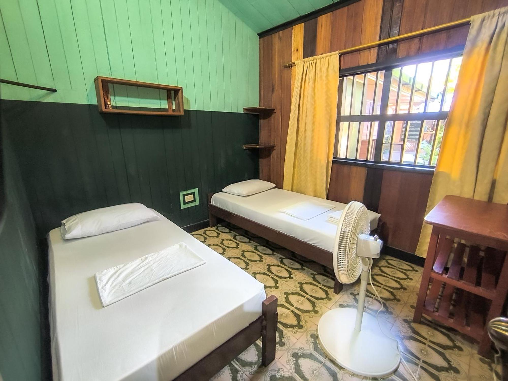 Hostel Casa De Las Palmas Tours Leticia Bagian luar foto