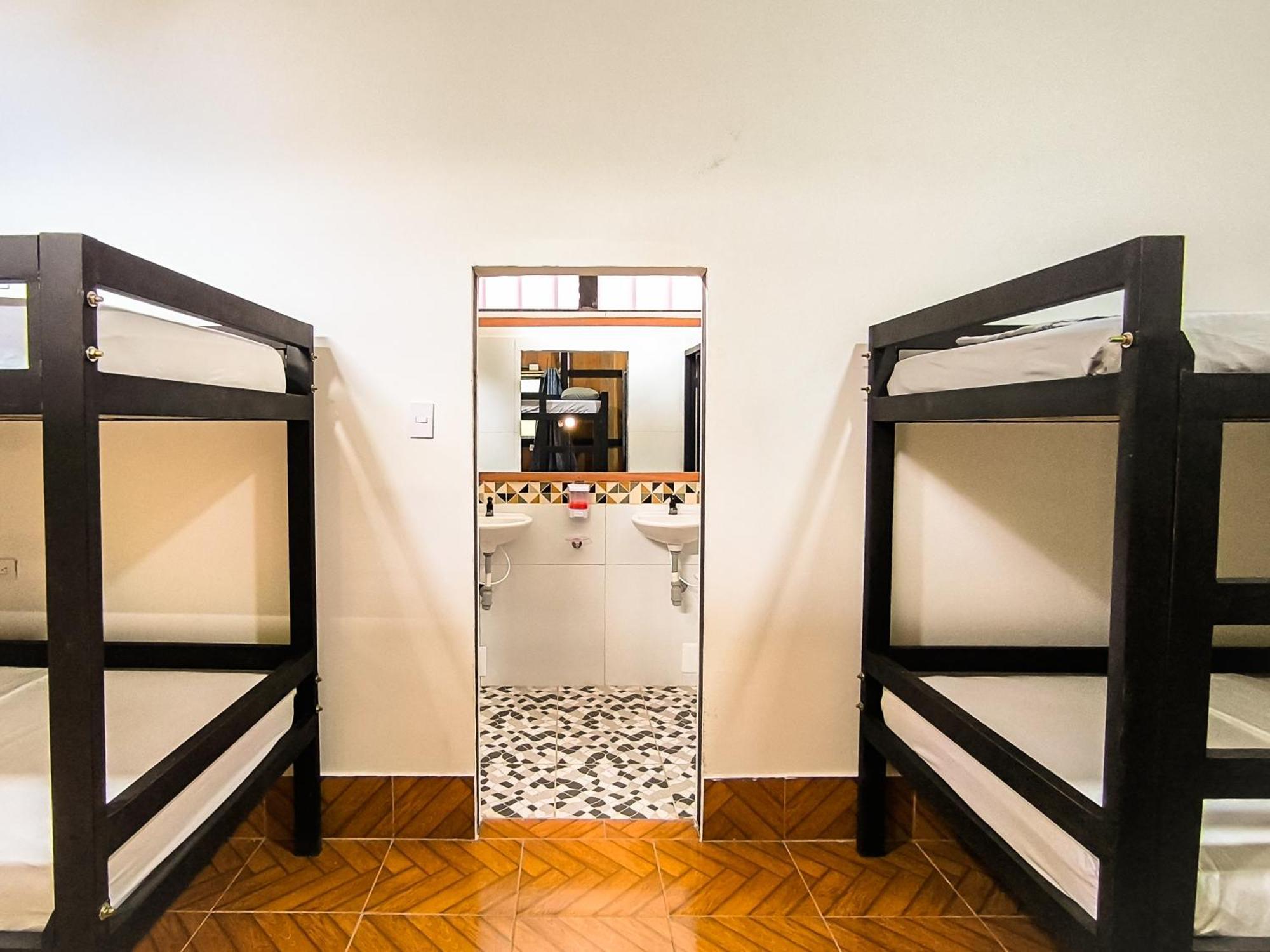 Hostel Casa De Las Palmas Tours Leticia Bagian luar foto