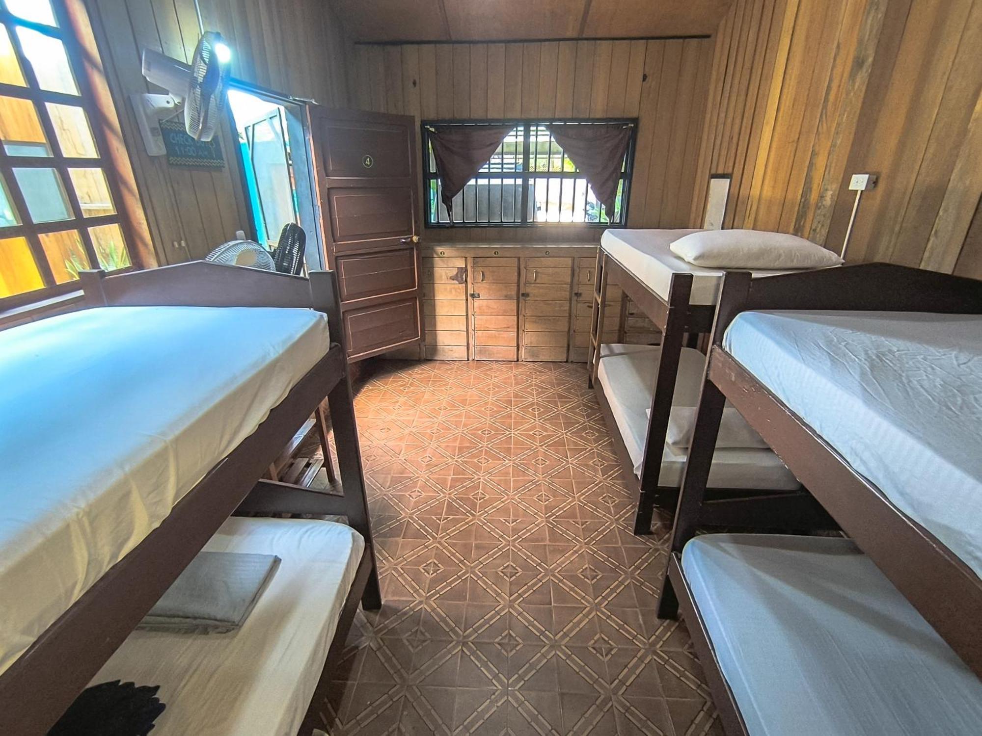 Hostel Casa De Las Palmas Tours Leticia Bagian luar foto